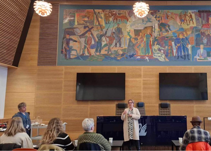 Elevene ved tilrettelagt avdeling besøkte Rådhuset på Gjøvik, og snakket med ordfører Anne  Bjertnæs. - Klikk for stort bilde
