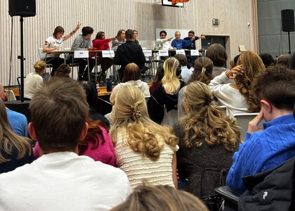 Mennesker i en sal. - Klikk for stort bilde