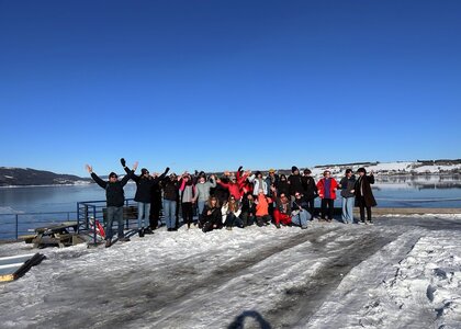 Elever og lærere samlet ved Mjøsa i flott vintervær. - Klikk for stort bilde