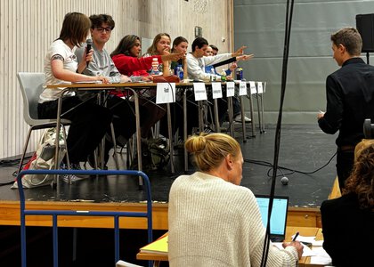 Mennesker på en scene. - Klikk for stort bilde