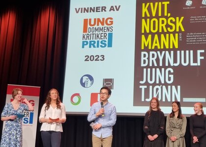 Årets vinner Brynjulf Jung Tjønn mottar prisen fra storjuryen. - Klikk for stort bilde