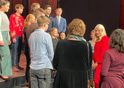H.K.H. Kronprinsesse Mette-Marit i samtale med ungdom under prisutdeling - Klikk for stort bilde
